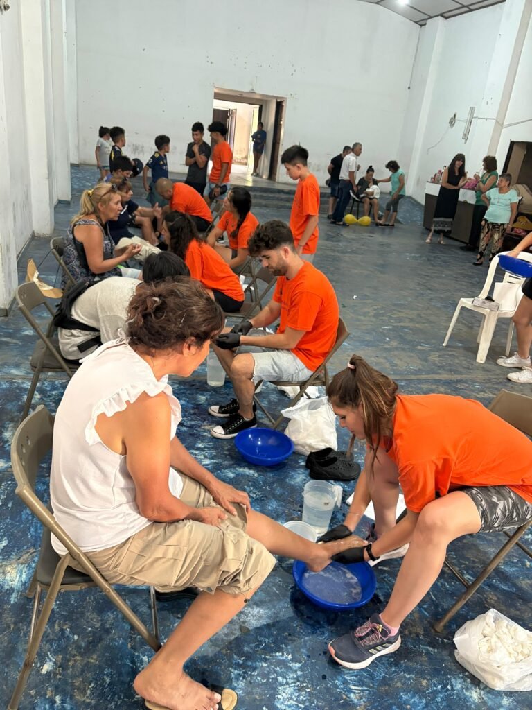 Voluntarios de Samaritan’s Feet Argentina acompañan a los participantes durante una jornada de servicio en Nihuil.