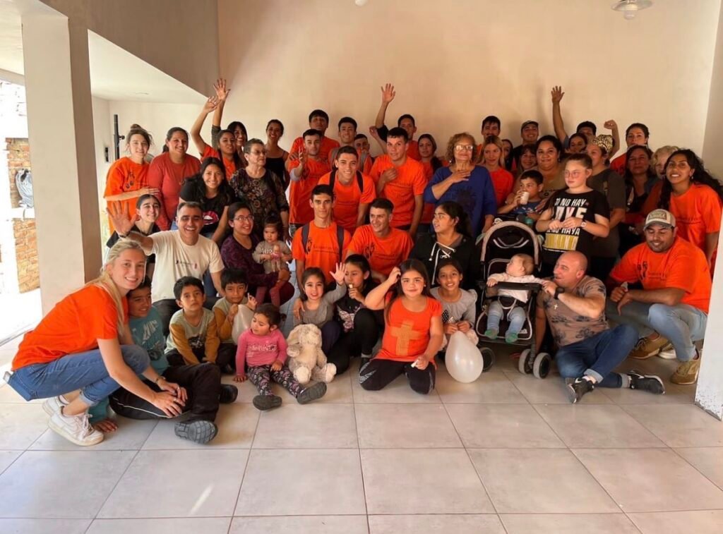 Voluntarios, familias y participantes reunidos al finalizar una jornada de Samaritan’s Feet Argentina en Cuadro Nacional.